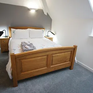 stunning-central-exeter-apartment-with-balcony-and.cardiffhotelswales.com/